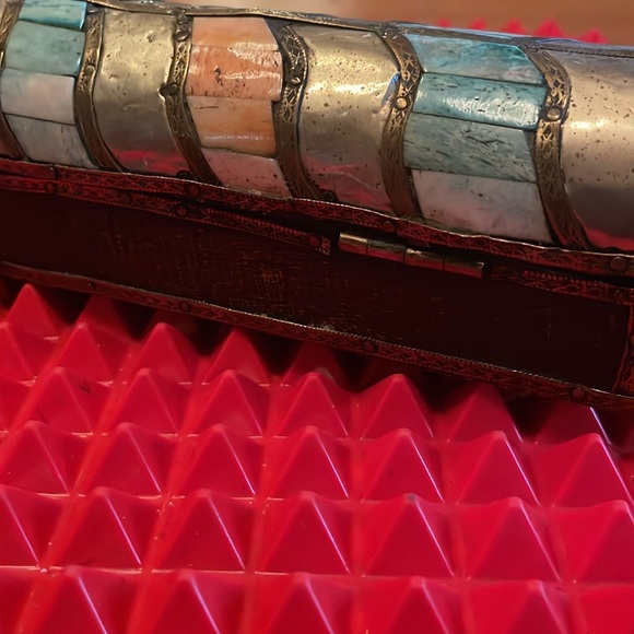 MULTI COLOURED STONE AND WOOD BOX - Picture 7 of 11